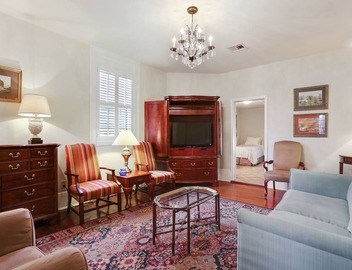 Excellent Location: 3 Blocks to Bourbon St. and the French Quarter attractions. 3