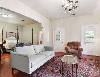 Excellent Location: 3 Blocks to Bourbon St. and the French Quarter attractions. 5