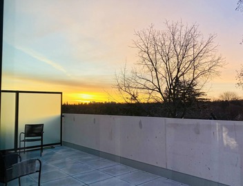 Executive 2 bed 2 bath condo in the Kingsway 5