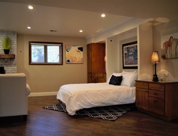 Executive Fully Furnished 1000+ sf 1 Bedroom Garden Level Guest Unit 5