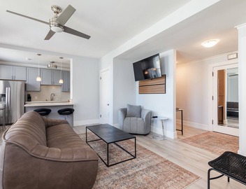 Executive-next to Convention Center + Free Parking 4