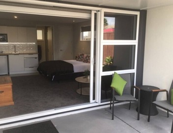 Executive Studio Retreat – 400m to the Beach 3