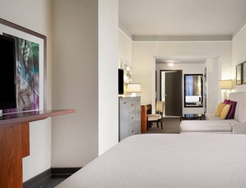 Experience the Heart of Chicago from a Cozy Suite 2