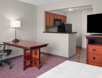 Experience Utmost Comfort! Free Airport Shuttle, Free Parking, Full Kitchen! 2