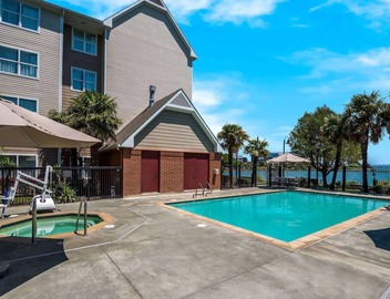 Explore the City! Studio Suite w/Free Breakfast, Free Shuttle, Full Kitchen! 4