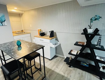 Exquisite Getaway Basement Suite in Serene Glenview 3