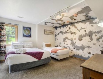 Fallsview Cabin Forest Escape w Rustic Charm 4