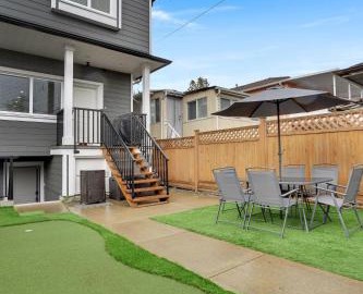 Family-Friendly, 3 Bed House - Private Backyard-Central Location 2