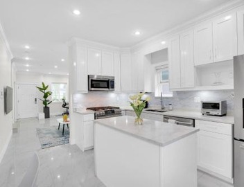 Family-Friendly, 3 Bed House - Private Backyard-Central Location 4