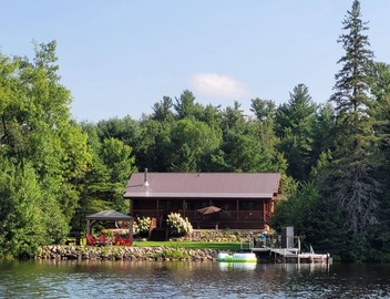 Family Oriented waterfront Log Cabin with hot tub 4