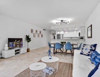 Fantastic 3 bed/2bath in Key Colony Condo with beach, pool and tennis 3