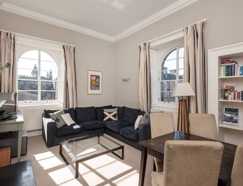 Fantastic corner 2 bedroom property with astounding views of the famous historic Royal Mile. 3