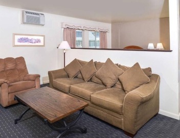 Fascinating Architecture Around! Continental Breakfast, Near Sunny Fields Park! 5