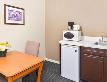 Fascinating Architecture Around! Continental Breakfast, Near Sunny Fields Park! 4