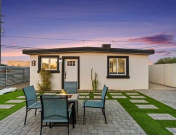 Featherlight Cottage with BBQ and Hot Tub in Downtown Phoenix 2
