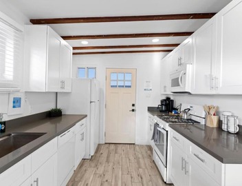 Featherlight Cottage with BBQ and Hot Tub in Downtown Phoenix 5