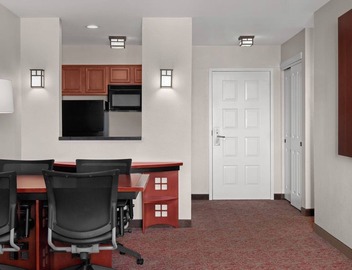 Feels Like Home! With Full Kitchen, Complimentary Airport Shuttle! 2
