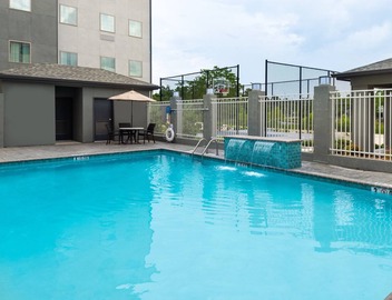 Free Breakfast. Outdoor Pool. Gym. Perfect for Your Next Trip! 3