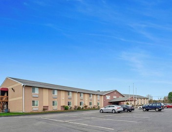 FREE Parking! Short Drive to Foxboro Sports Center, Offers FREE Breakfast! 4