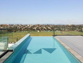 Free parking - trackside apartment with pool, gym 2