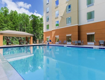 Fresh King Studio Suite | Full Kitchen & Outdoor Pool | 2.4 mi to Disney Springs 2