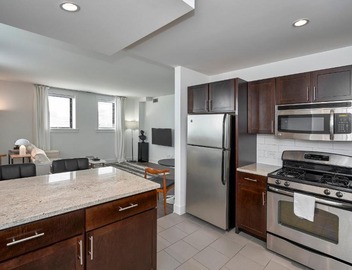 FRONTDESK Hyde Park Studio Apt with Lake View 3