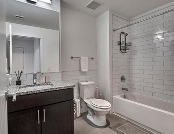 FRONTDESK Hyde Park Studio Apt with Lake View 4