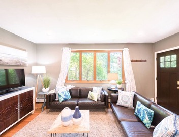 Fully stocked vacation home with large private yard, decks and BBQ gas grill & 1 mile to Narragansett Beach ! 4
