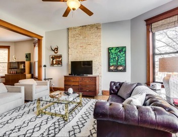 Garage Parking - Vintage Charm - and a Fabulous Location! Easily Enjoy the Best of Chicago! 2