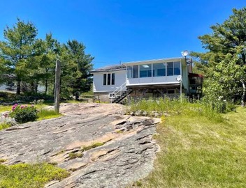 Georgian Bay 3-bdrm lakefront Main House 2