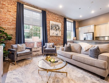 ✨GLAM MEETS DOWNTOWN HISTORIC CHARMER✨Spacious Corner Condo with Sleeper Sofa | The Stella 5
