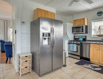 Gloucester Large 2-Room Studio, Full Kitchen, Deck 3