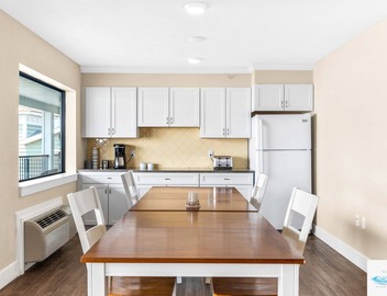 🏖️ Gold Coast Inn | Breathtaking Lake Views Corner Rm 101 3