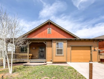 Golf, Hike, Bike. Family Relaxation! Rocky Mtn Retreat! Private Hot Tub. Views! 3