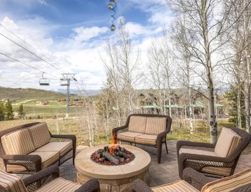 Golf, Hike, Bike. Family Relaxation! Rocky Mtn Retreat! Private Hot Tub. Views! 4