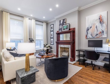 Gorgeous 3BR River North Condo - Free Parking 2