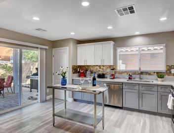 Gorgeous spacious home 12 minutes to Strip/airport 5
