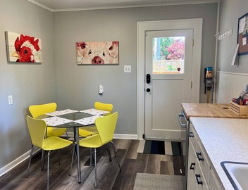 Green Lake · 3BR + Office · Sleeps 6 · Near Light Rail Station, Freeway & Bus 2