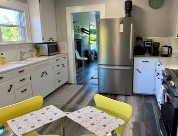 Green Lake · 3BR + Office · Sleeps 6 · Near Light Rail Station, Freeway & Bus 3