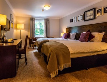 Greyhound Hotel 5