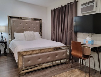 Guest suite near La Cienega Park Beverly Hills. 5 min to LACMA, and Rodeo Drive 5