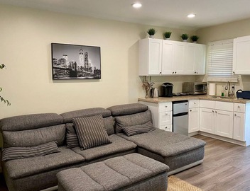 Guest suite near La Cienega Park Beverly Hills. 5 min to LACMA, and Rodeo Drive 4