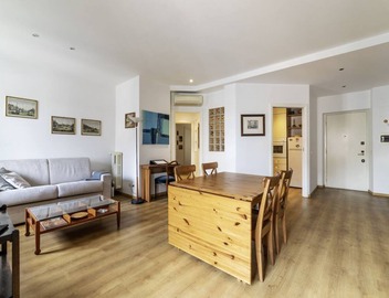 GuestHost - Cozy apartment of 90 sqm, can accommodate up to 5 people, located on the sixth floor of a building with a lift (NOT suitable for disabled people).The property is located in an area well connected by public transport, the metro line B Piramid 3