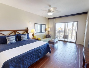 Gulf Views Studio unit across the street from beach and Sharky's 3