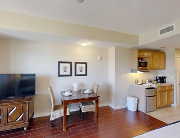 Gulf Views Studio unit across the street from beach and Sharky's 5