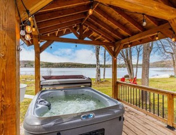Haliburton Lakefront Escape with Hot Tub, Sauna, Fire Pit & BBQ 2
