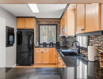 Haliburton Lakefront Escape with Hot Tub, Sauna, Fire Pit & BBQ 4