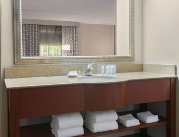 Hampton Inn Danbury 4