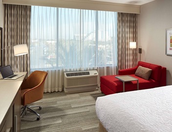Hampton Inn Long Beach Airport 2