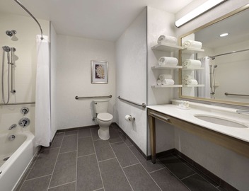 Hampton Inn Long Beach Airport 5